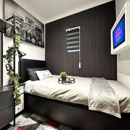 Boutique Backyard Bungalow - Brimsdown 恩菲尔德 外观 照片